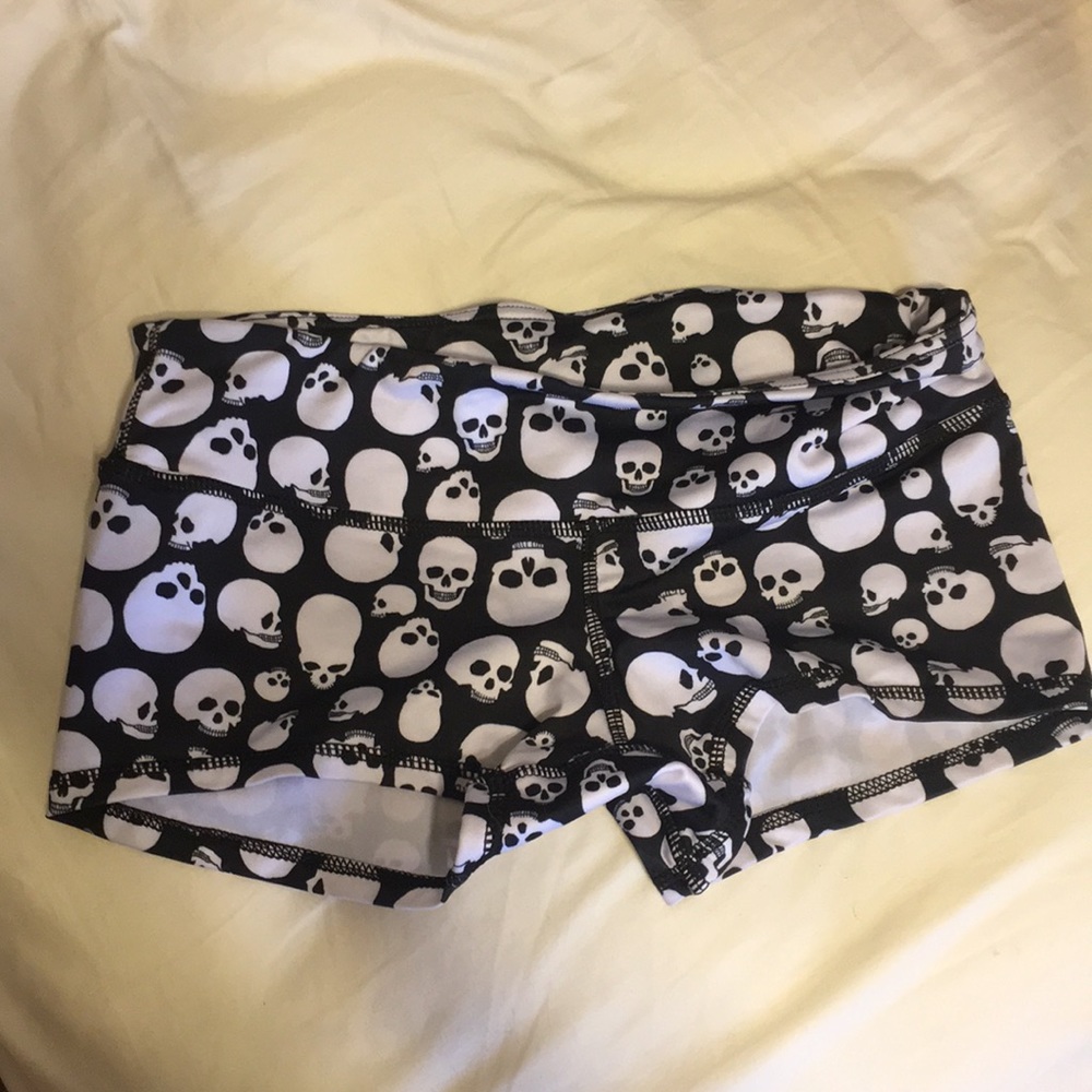 Skulls FLEO booty shorts